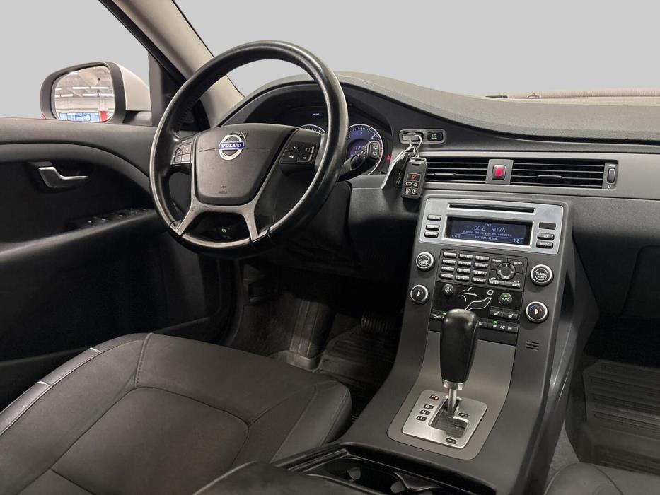 VOLVO V70 2011