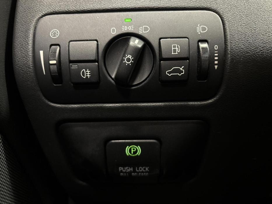 VOLVO V70 2011