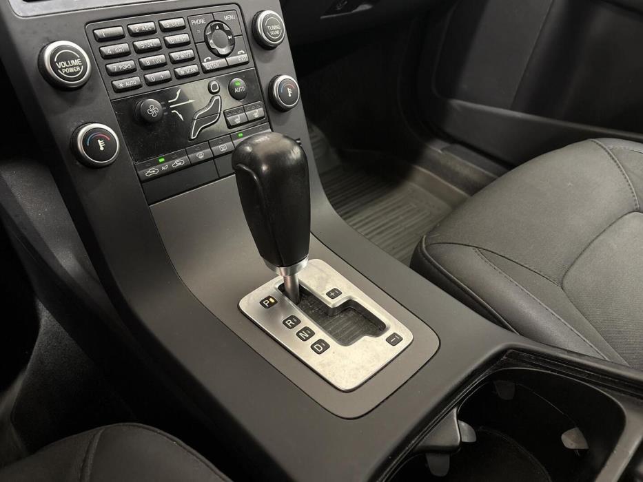 VOLVO V70 2011