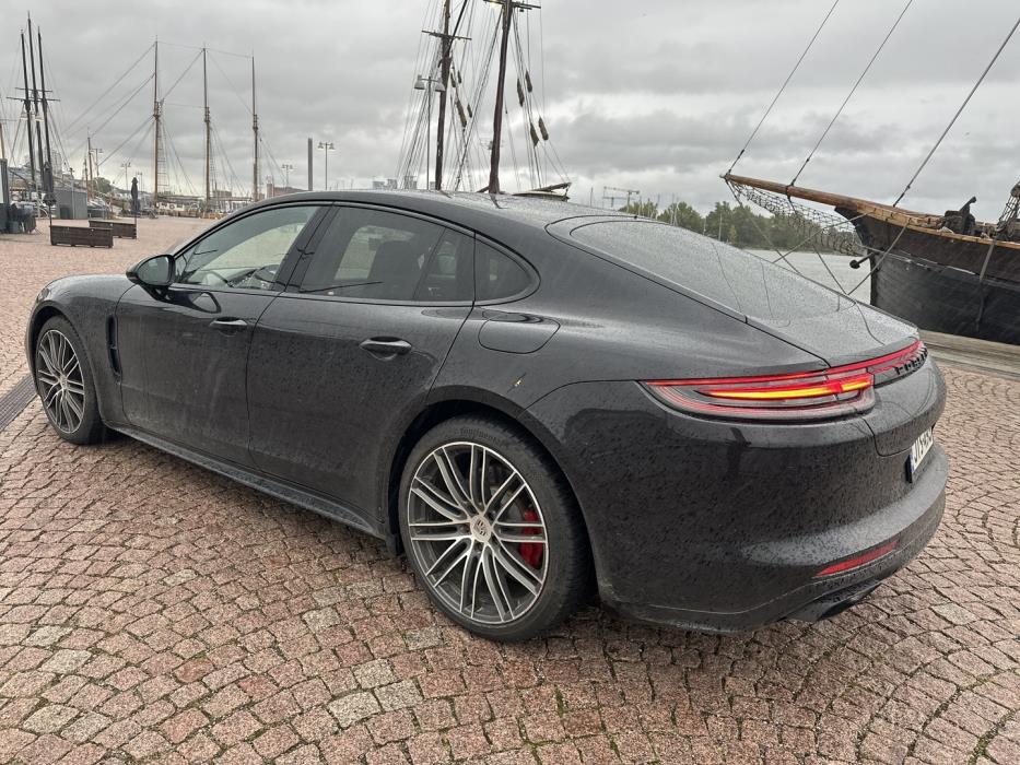 PORSCHE Panamera 2017