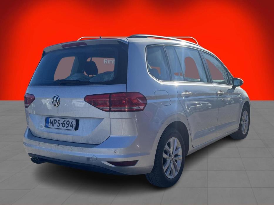 VOLKSWAGEN Touran 2016