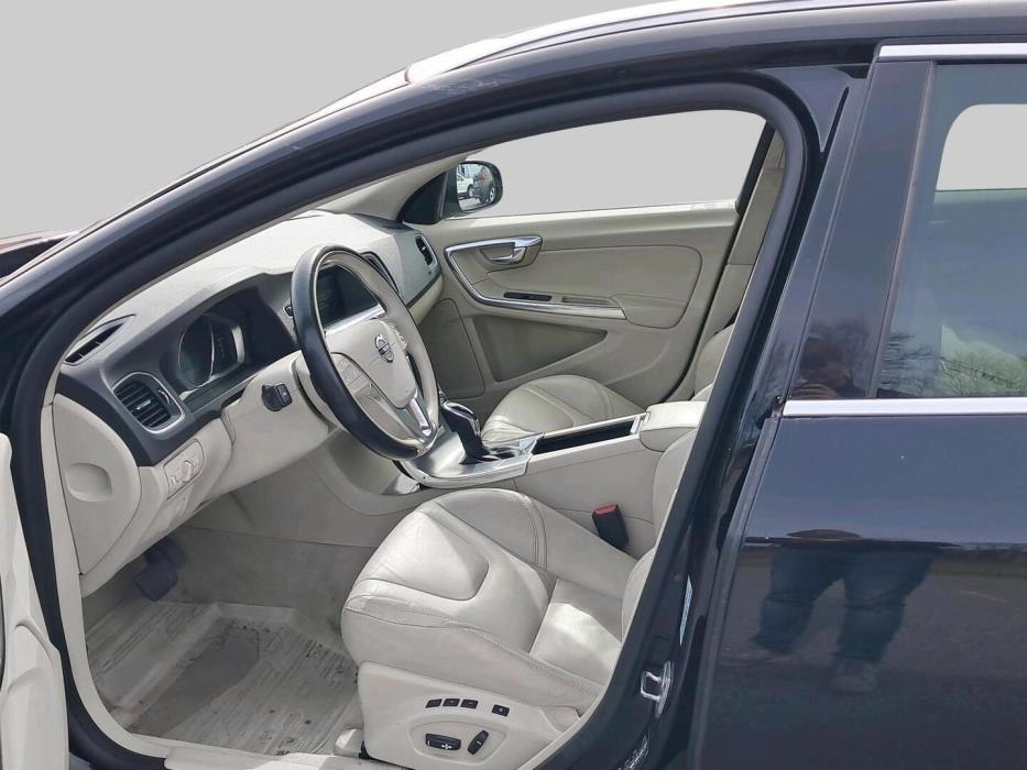 VOLVO V60 2016