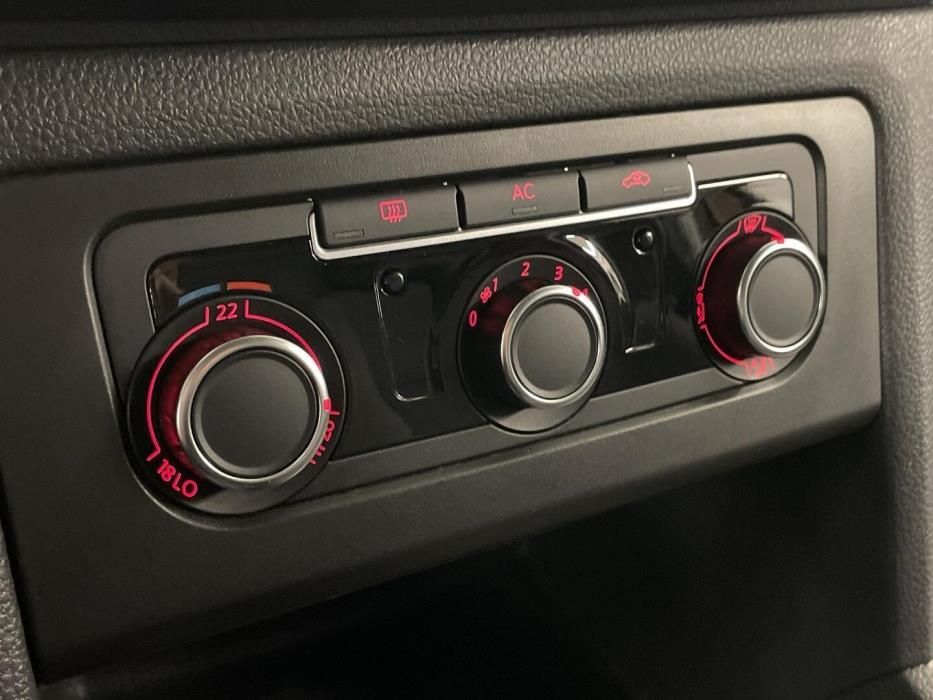 VOLKSWAGEN Amarok 2012