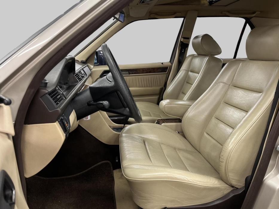 MERCEDES-BENZ E 1989