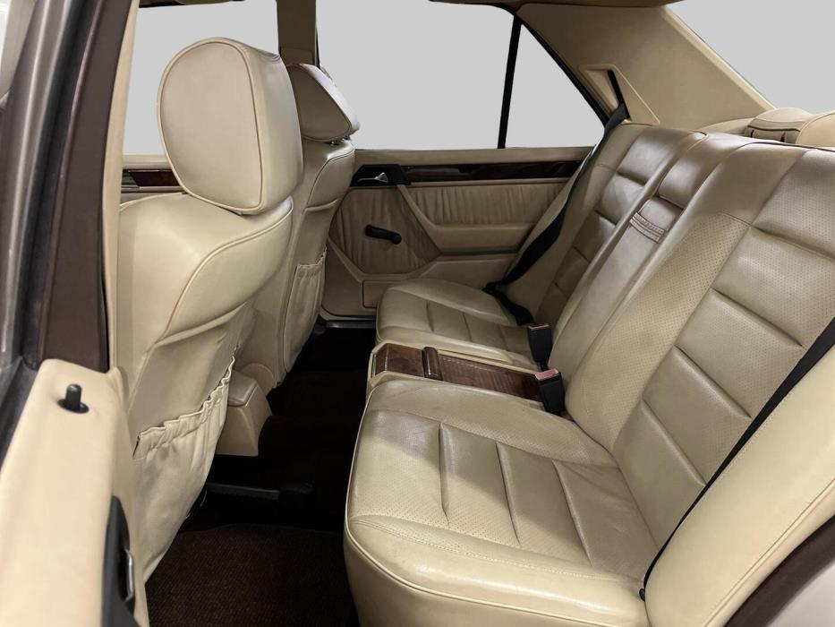 MERCEDES-BENZ E 1989