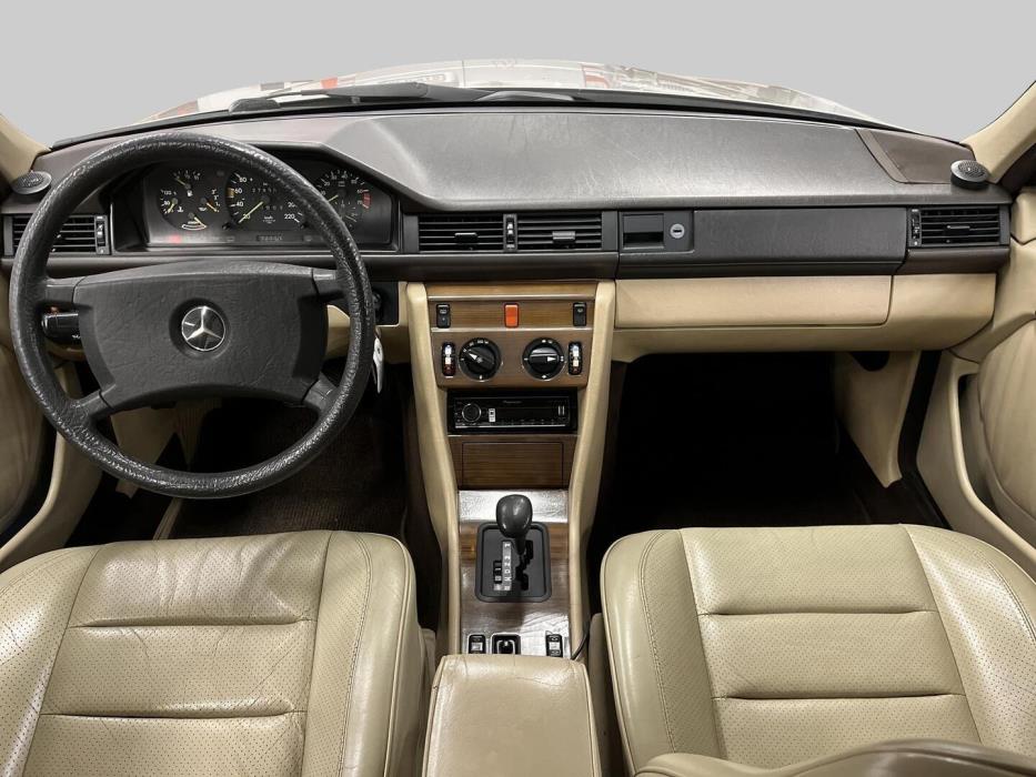 MERCEDES-BENZ E 1989