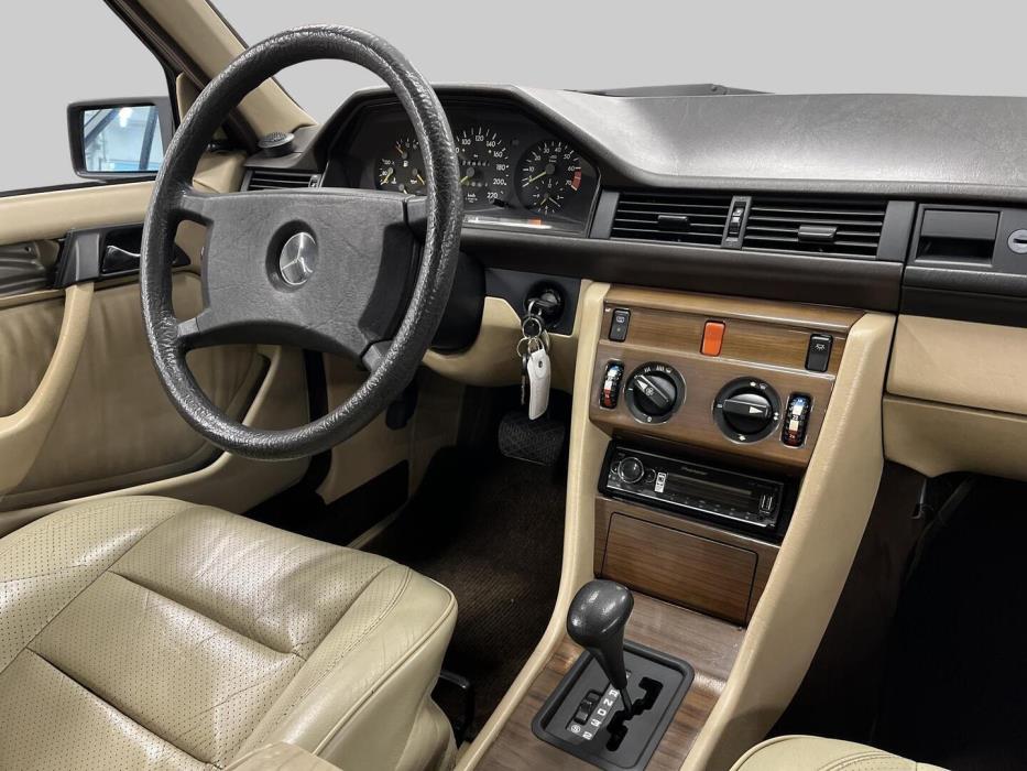 MERCEDES-BENZ E 1989