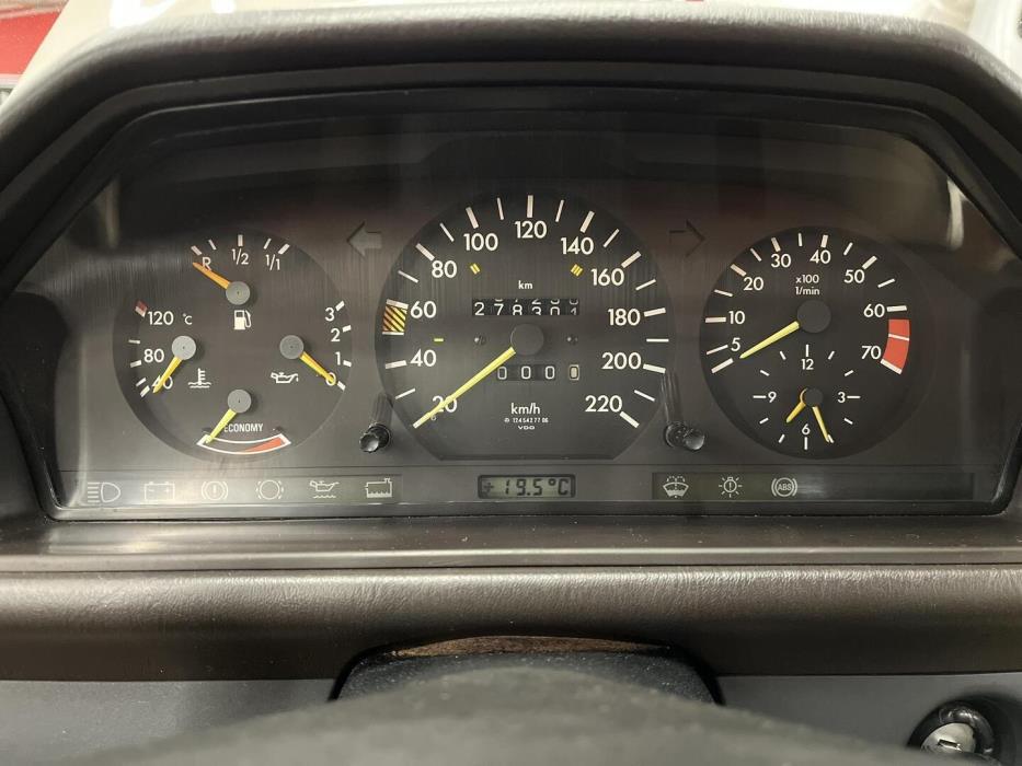 MERCEDES-BENZ E 1989