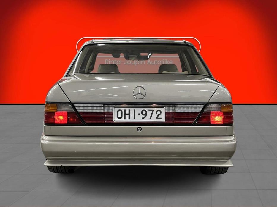 MERCEDES-BENZ E 1989