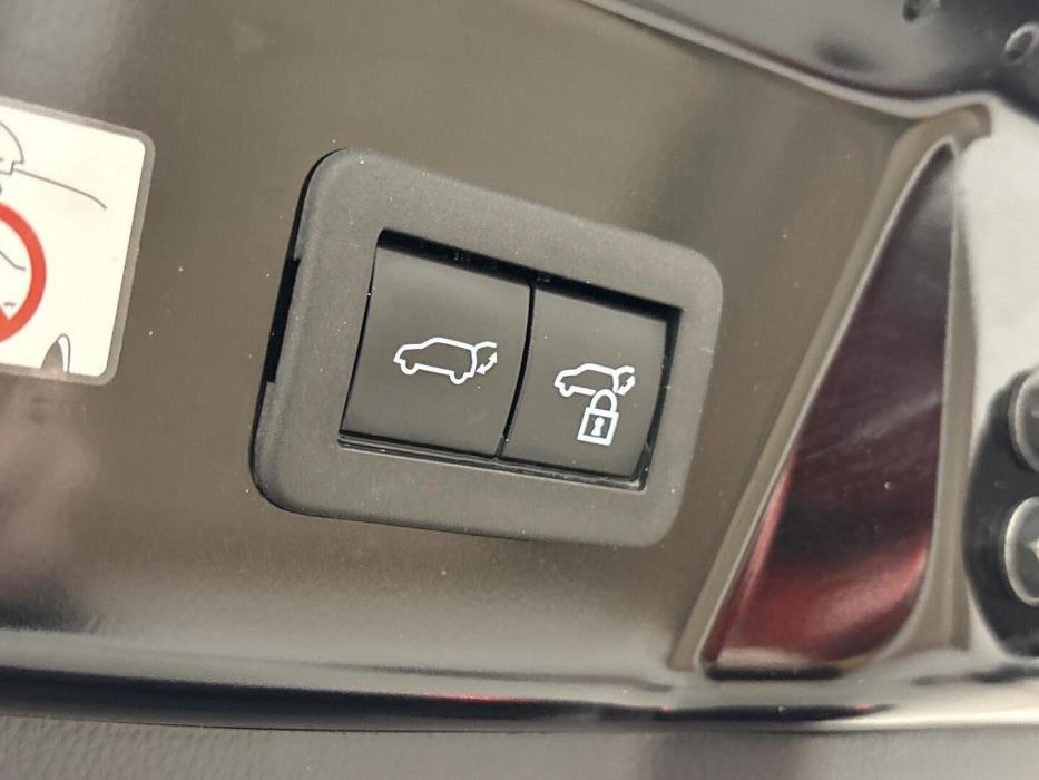 TOYOTA Prius Plug-in 2025