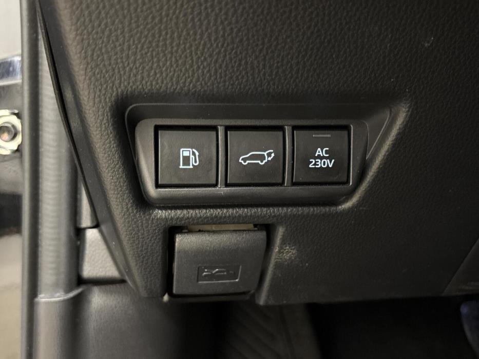 TOYOTA Prius Plug-in 2025