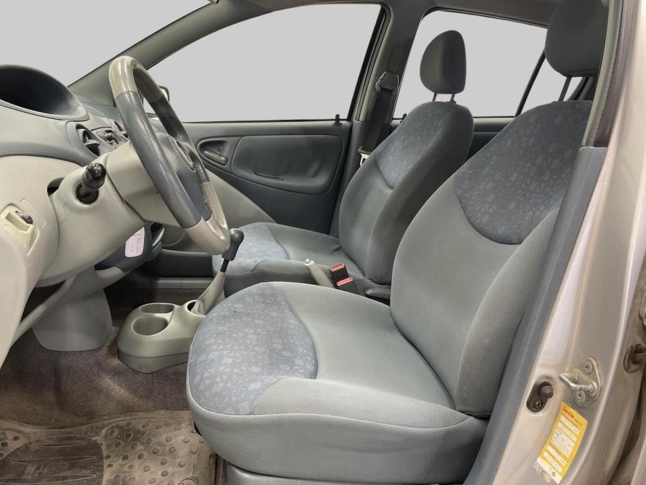 TOYOTA Yaris 2002