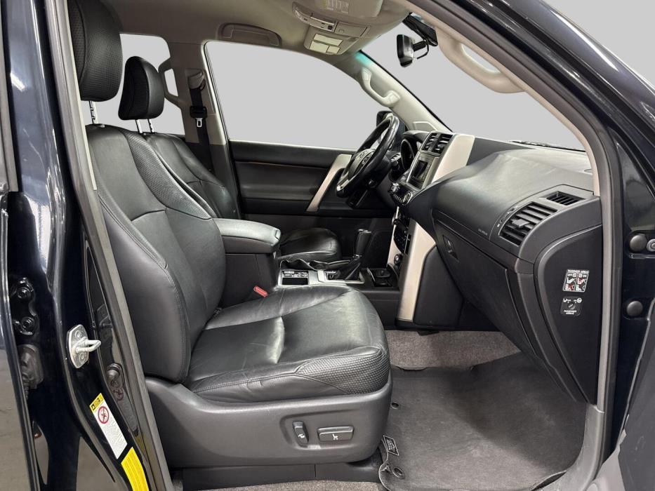 TOYOTA Land Cruiser 2011