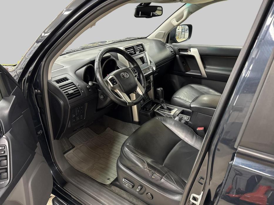 TOYOTA Land Cruiser 2011