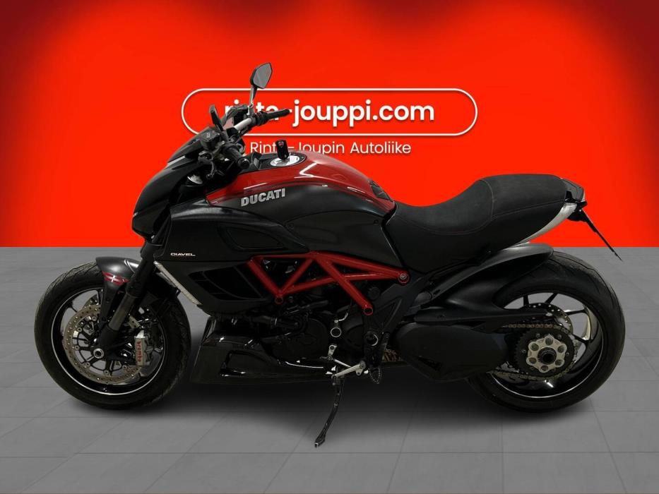 DUCATI DIAVEL 2011
