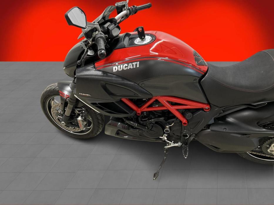 DUCATI DIAVEL 2011