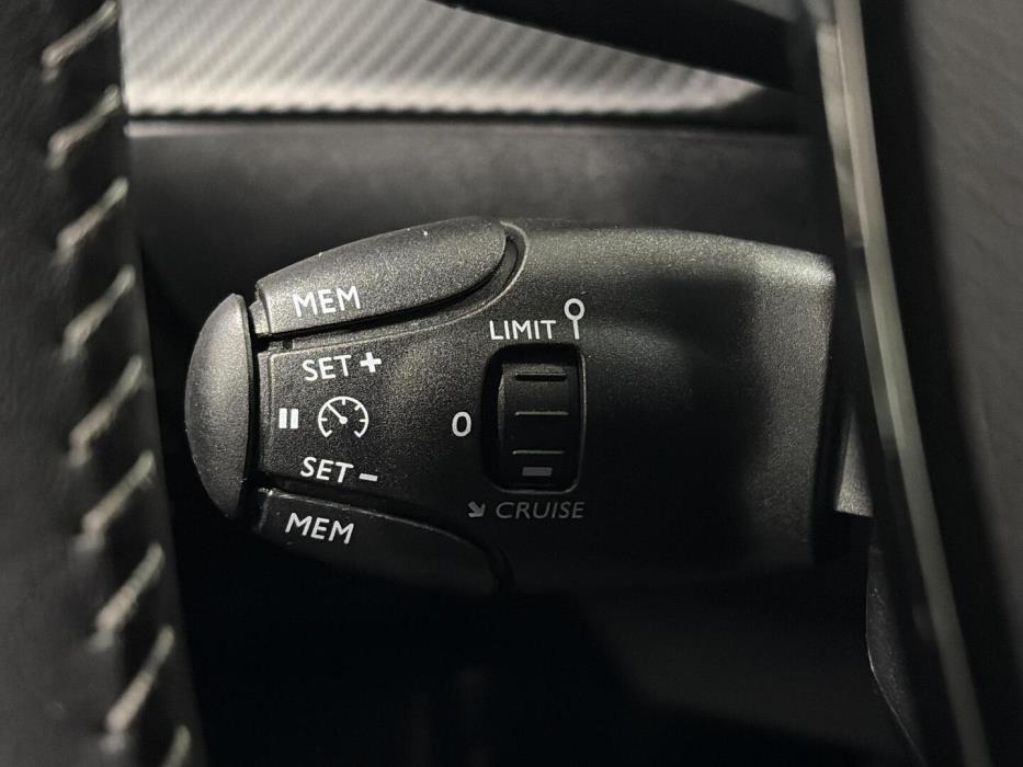 PEUGEOT e-2008 2023