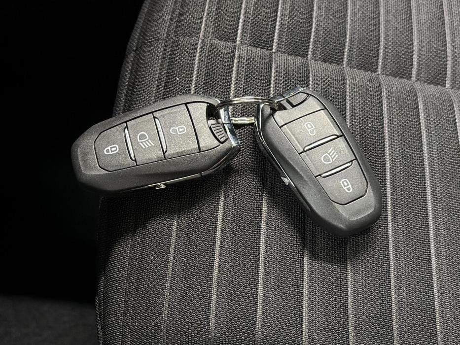PEUGEOT e-2008 2023