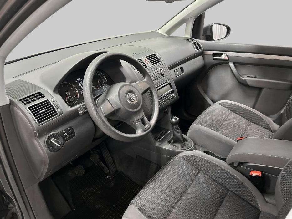 VOLKSWAGEN Touran 2011