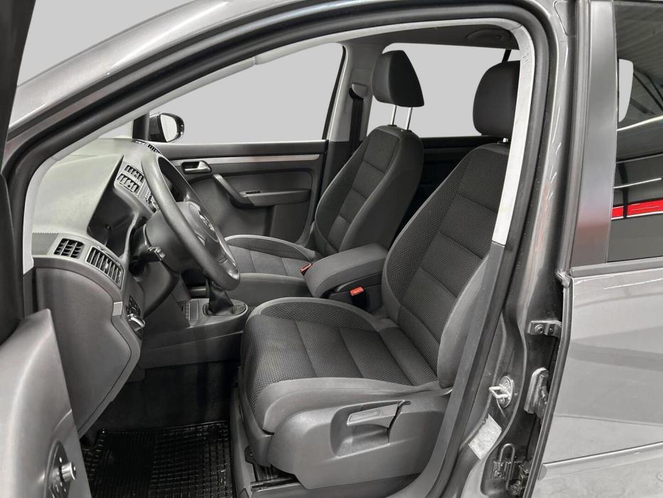 VOLKSWAGEN Touran 2011