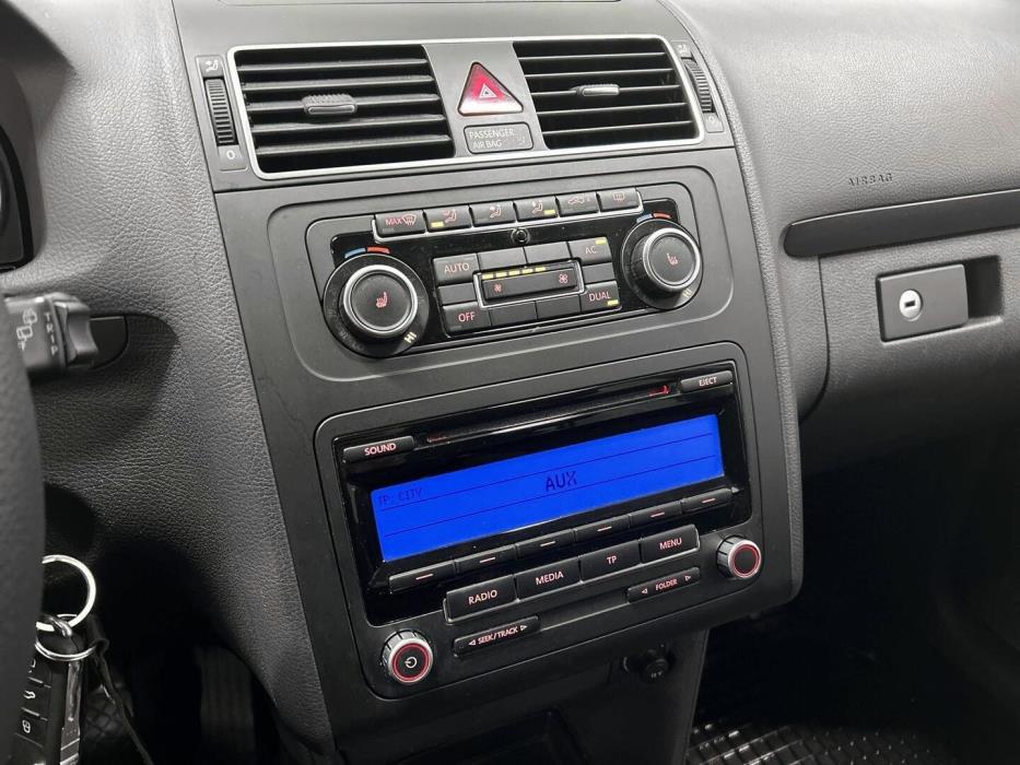 VOLKSWAGEN Touran 2011