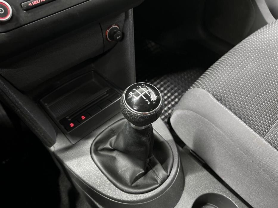 VOLKSWAGEN Touran 2011