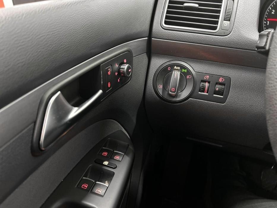 VOLKSWAGEN Touran 2011