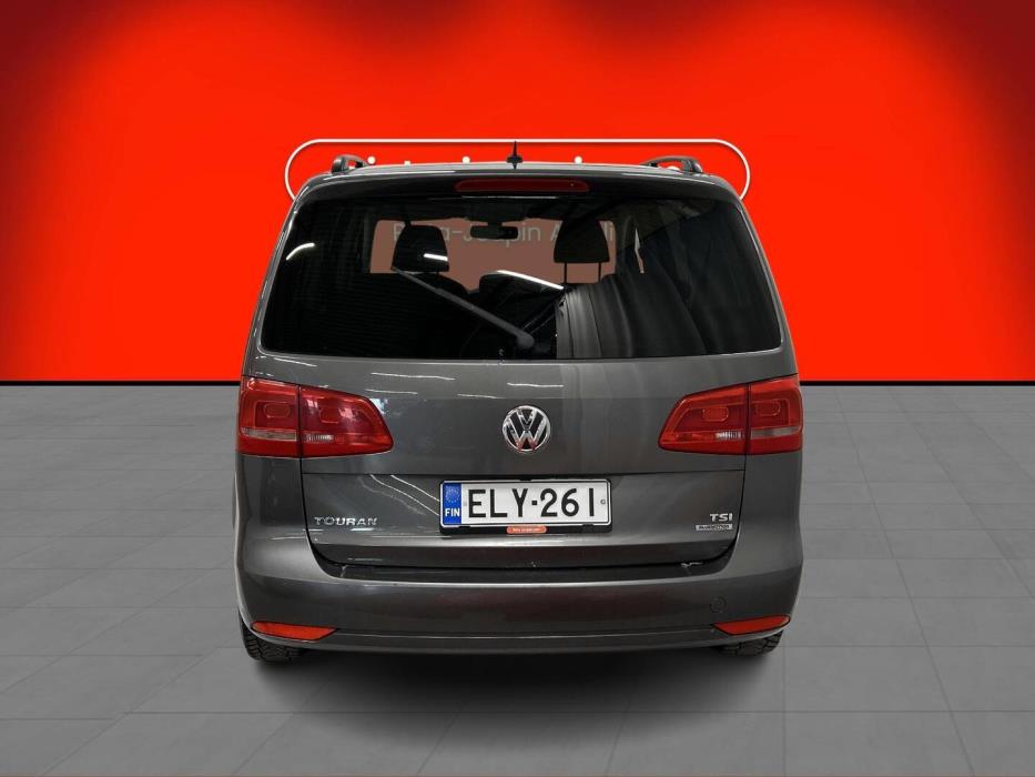 VOLKSWAGEN Touran 2011