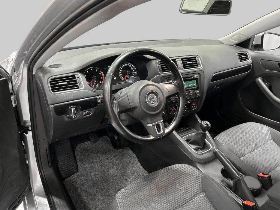 VOLKSWAGEN Jetta 2011