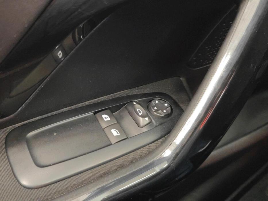 PEUGEOT 208 2013