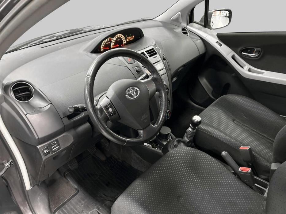TOYOTA Yaris 2010