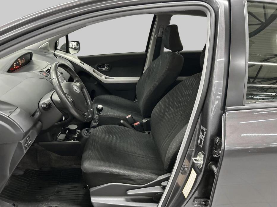 TOYOTA Yaris 2010