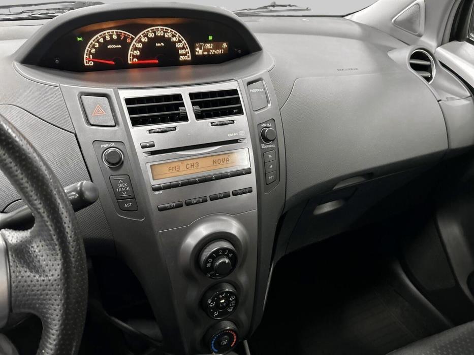 TOYOTA Yaris 2010