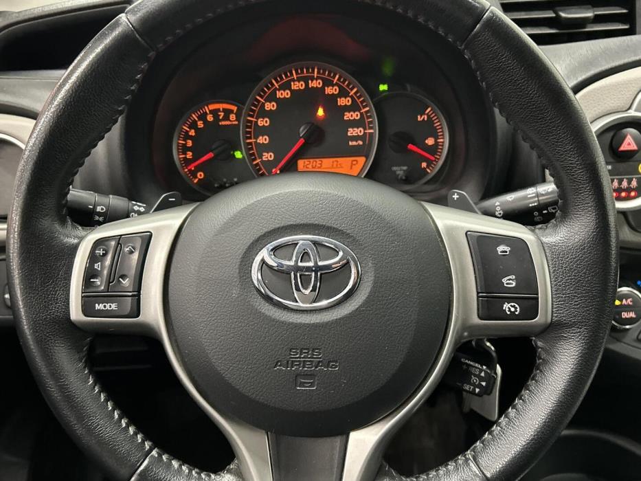 TOYOTA Yaris 2012