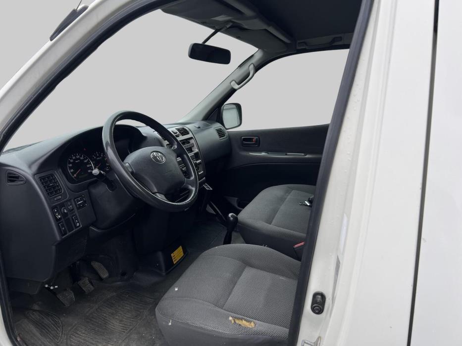 TOYOTA Hiace 2012
