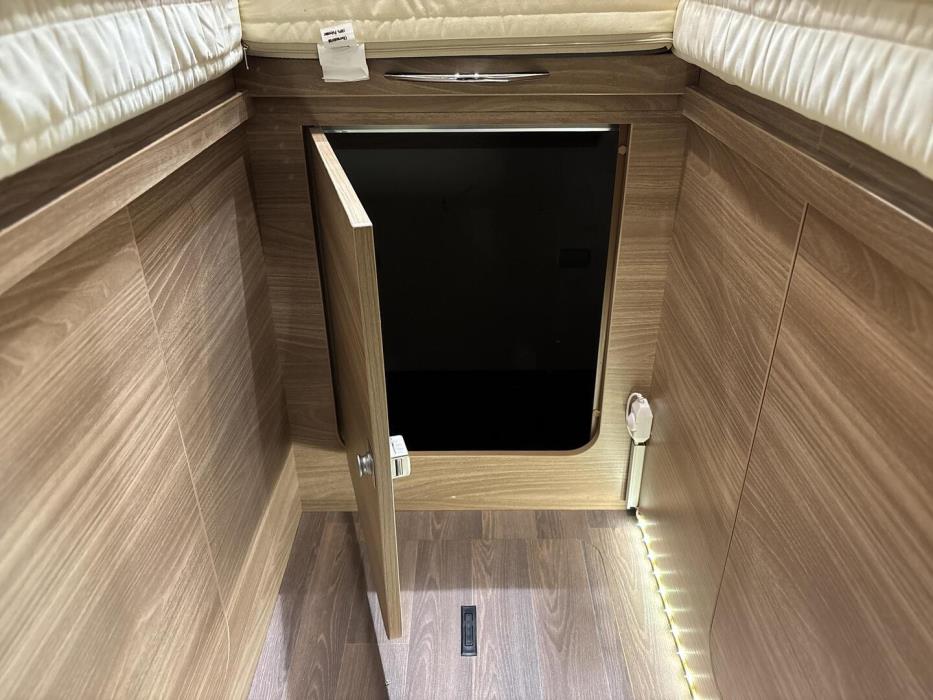 BÜRSTNER Aviano I 6903 2016