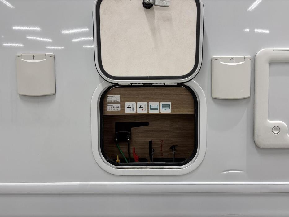 BÜRSTNER Aviano I 6903 2016