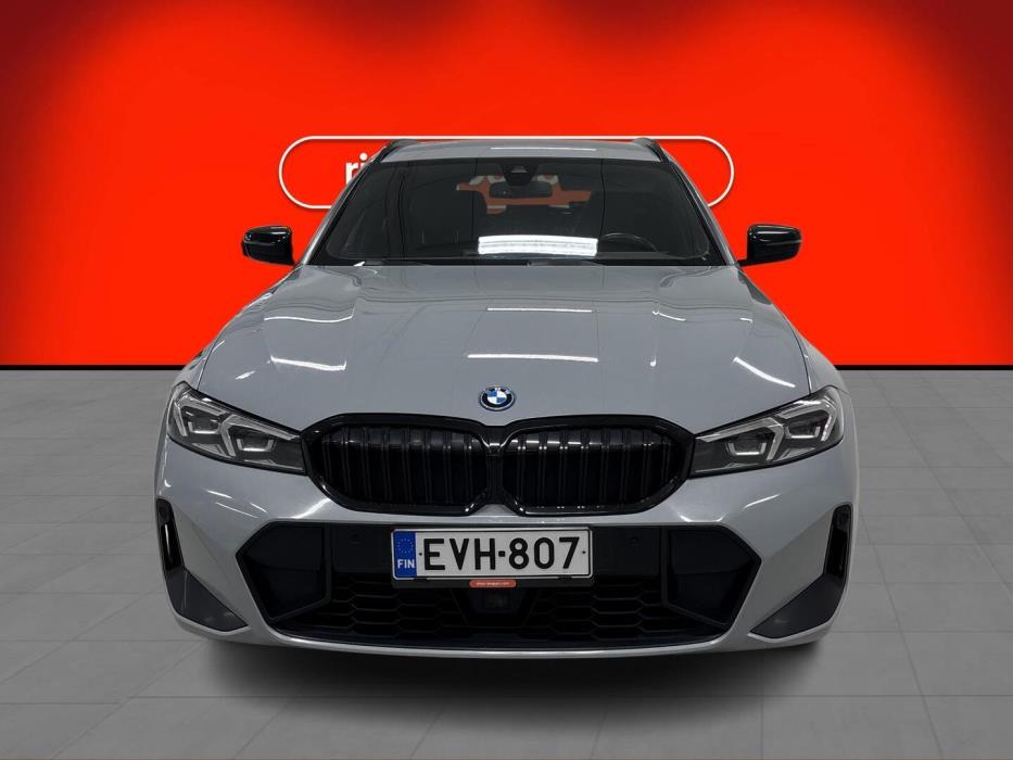 BMW 330 2023