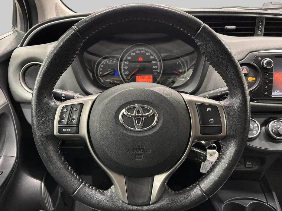 TOYOTA Yaris 2015