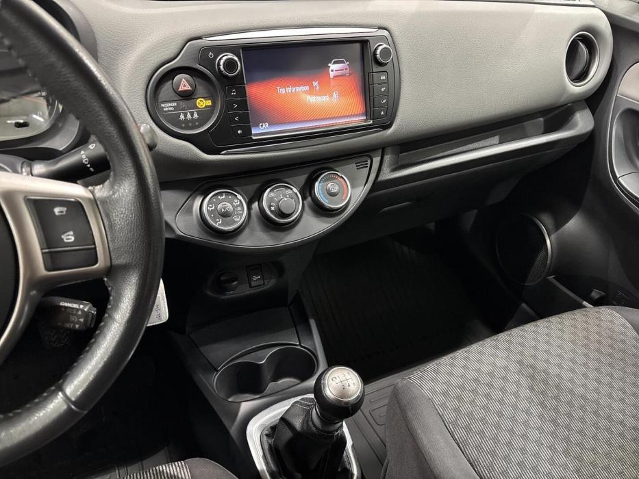 TOYOTA Yaris 2015