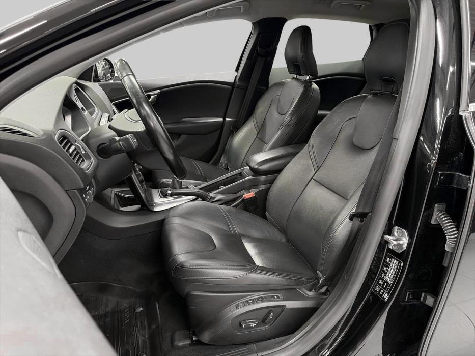 VOLVO V40 2015
