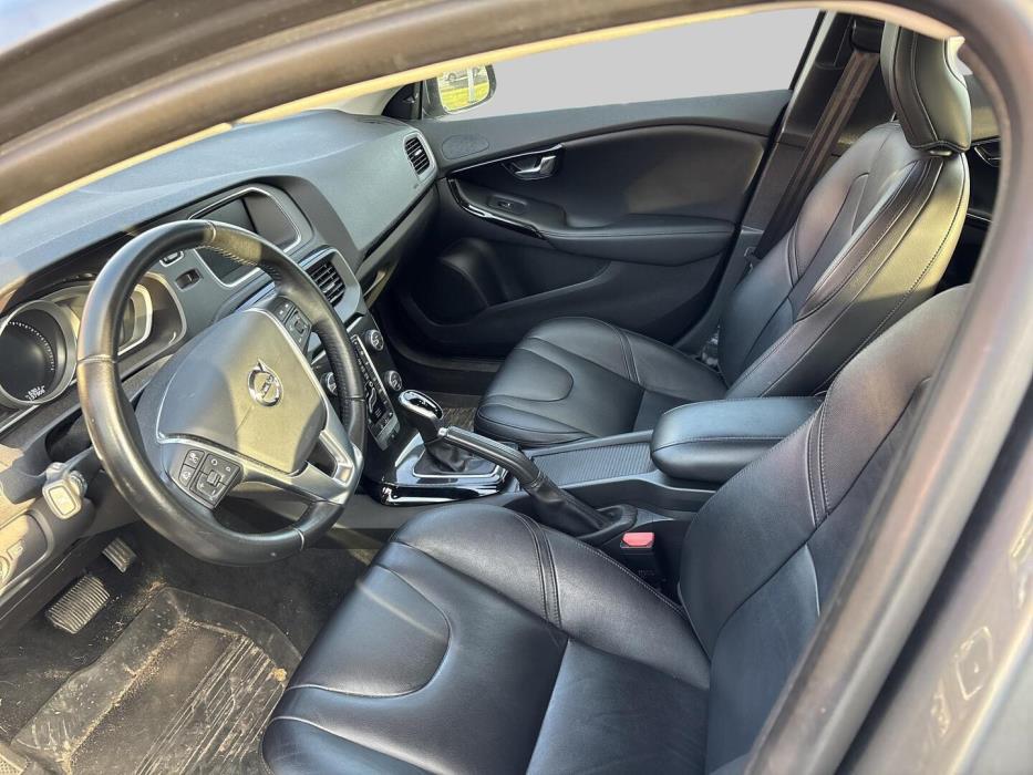 VOLVO V40 2019