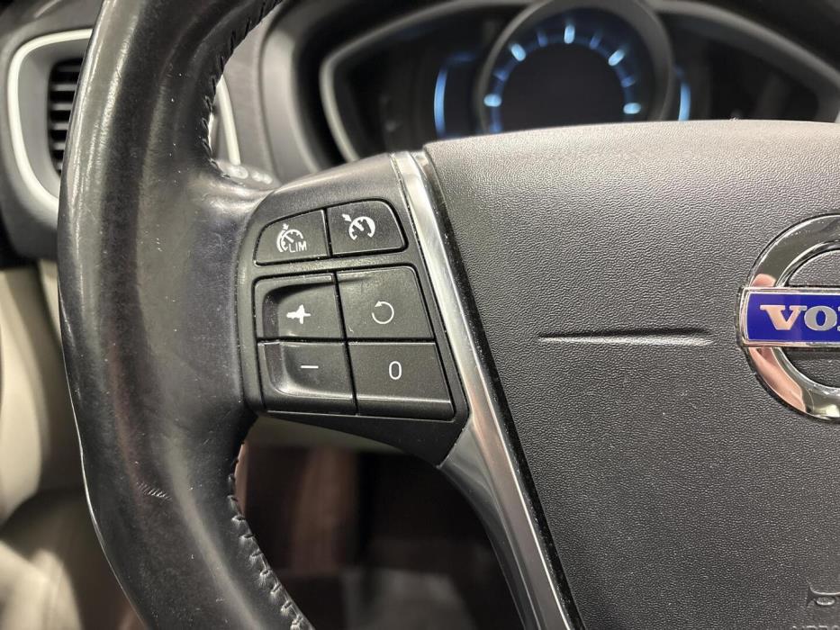 VOLVO V40 2013