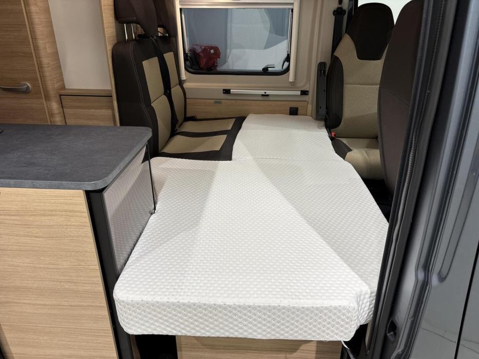 ROADCAR VAN R 640 2024