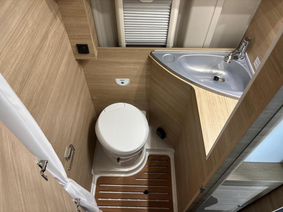 ROADCAR VAN R 640 2024