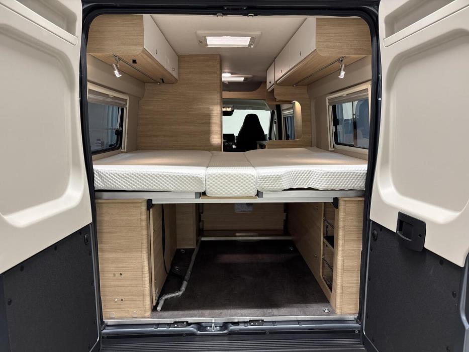 ROADCAR VAN R 640 2024