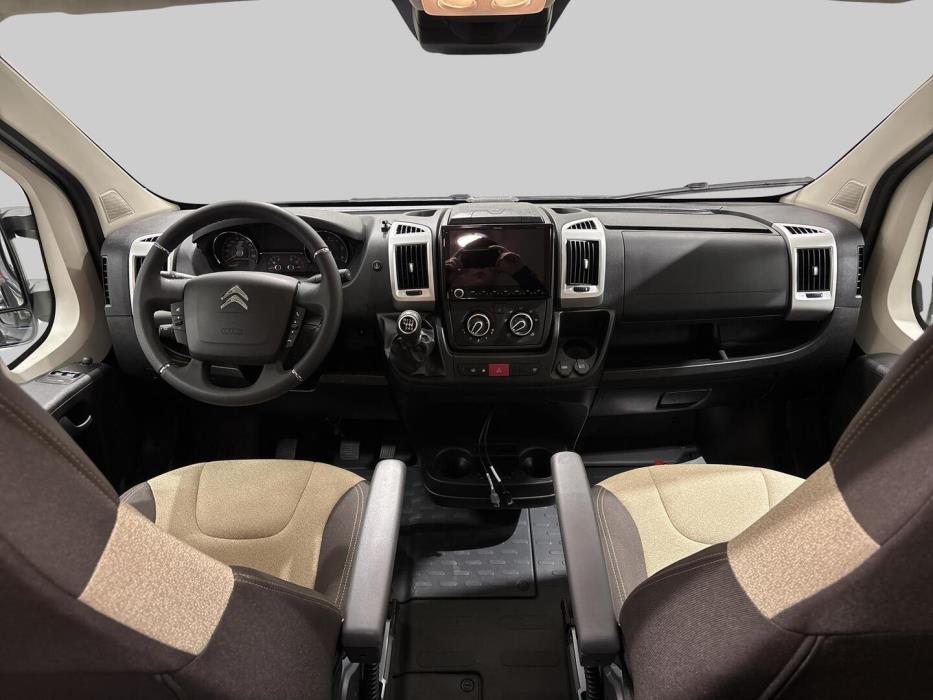 ROADCAR VAN R 640 2024