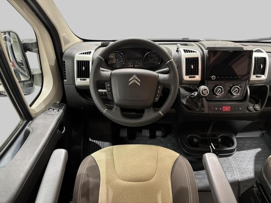 ROADCAR VAN R 640 2024