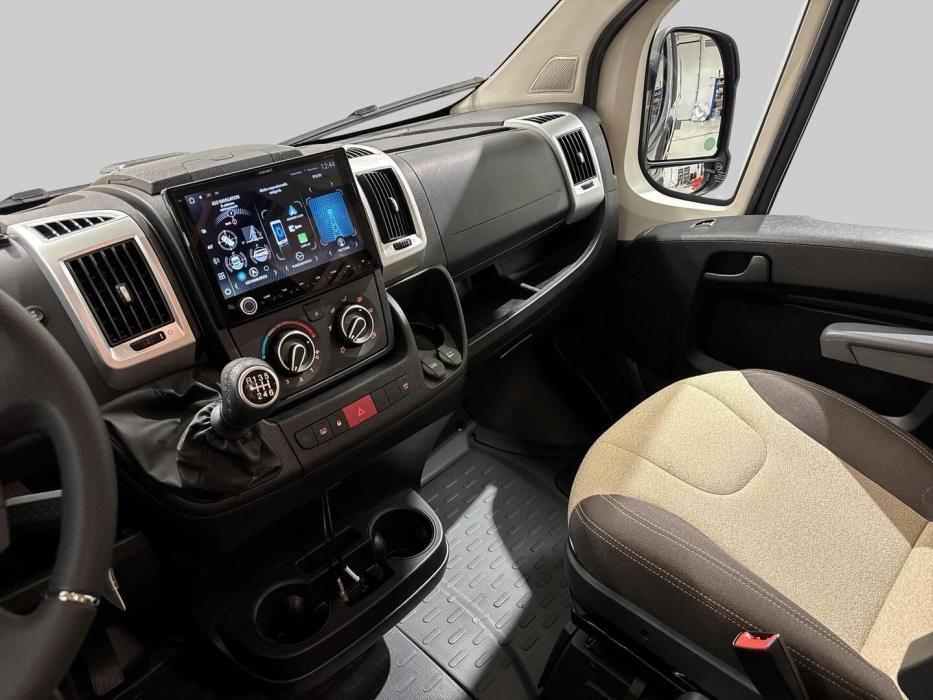 ROADCAR VAN R 640 2024