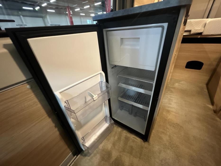 ROADCAR VAN R 640 2023